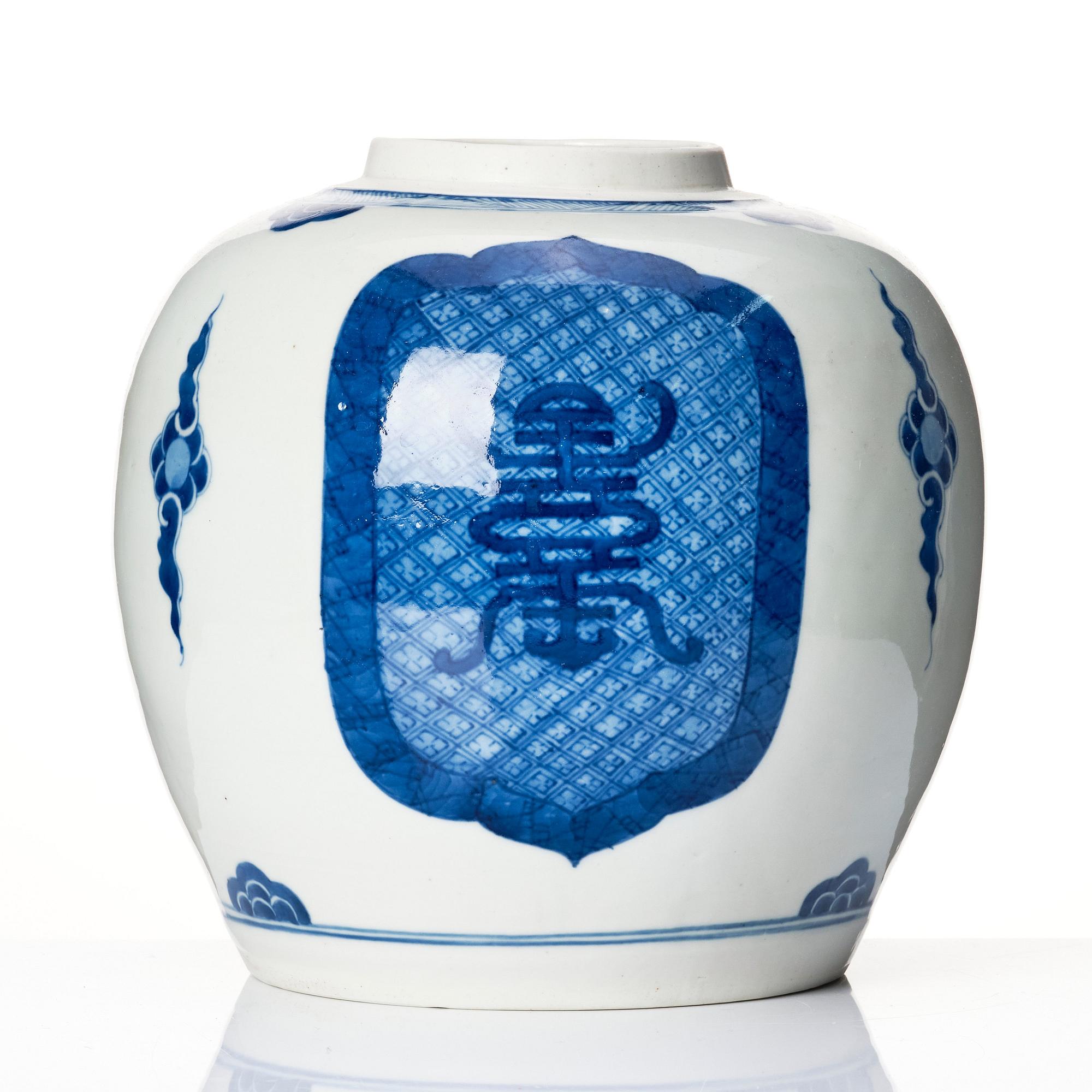 A blue and white jar, Qing dynasty, Kangxi (1662-1722).