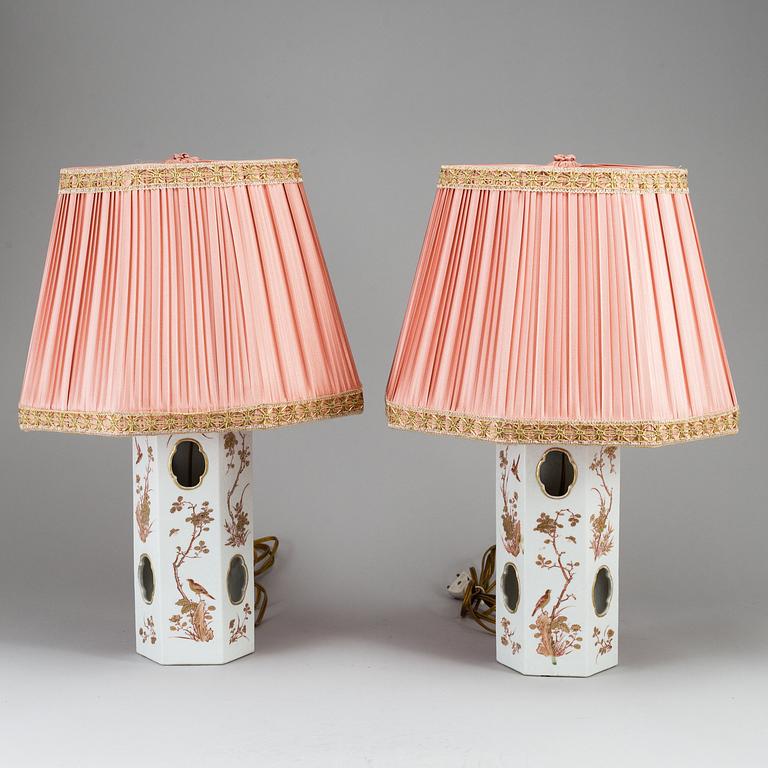 A pair of gilded and famille rose hat stands, turned into table lamps, Qing dynasty, late 19th century.