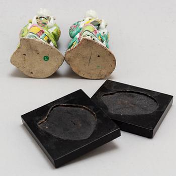 FIGURINER, två stycken, porslin. Qingdynastin, omkring 1800.