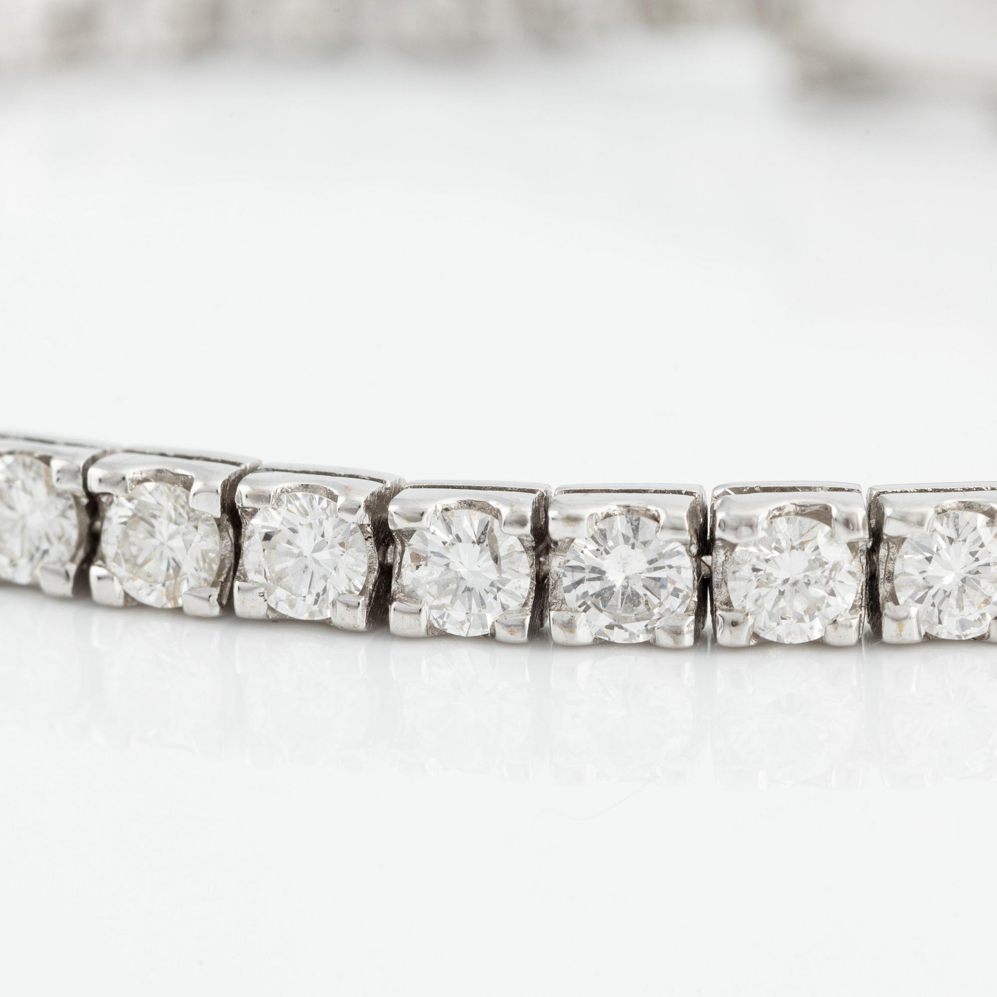 Tennisarmband, vitguld med briljantslipade diamanter, totalt ca 4,80 ct.