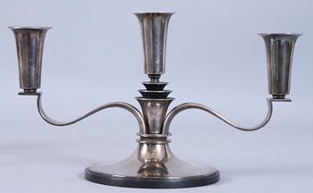 KANDELABRAR, ett par samt BORDSLAMPA, vitmetall, delvis Danmark, 1900-tal.