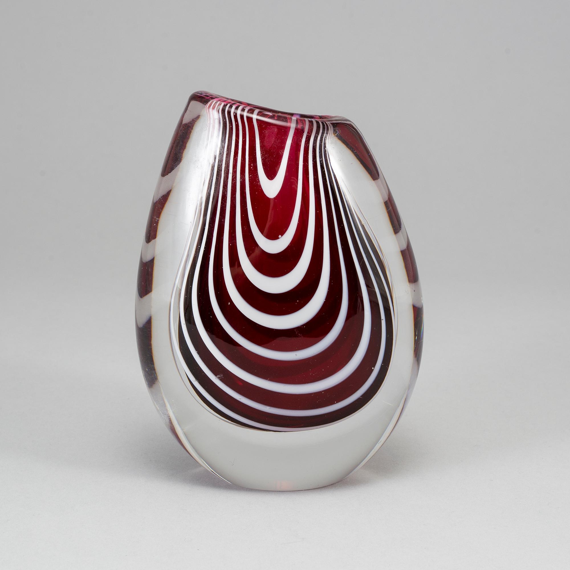 VICKE LINDSTRAND, vaser, 3 st, "Zebra", glas, Kosta, 1900-talets mitt.