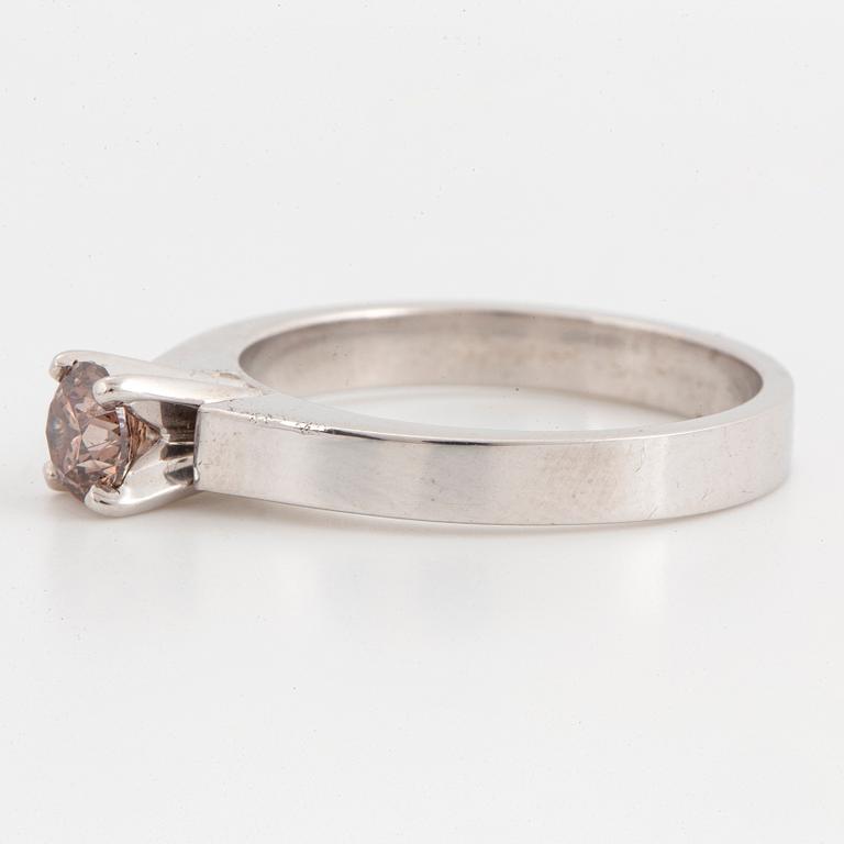 RING, 18K vitguld med briljantslipad diamant, 0,51 ct, fancy pinkish brown/Si1 enligt certifikat IGI.