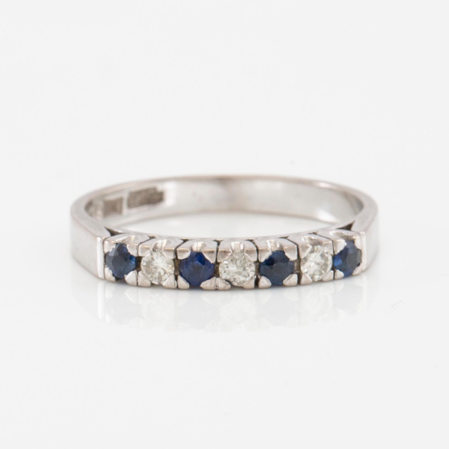 Ring in 18K white gold with round faceted sapphires and diamonds.