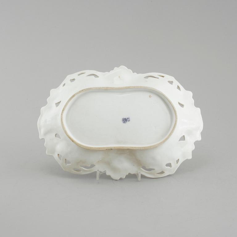 UPPLÄGGSFAT, porslin, C. Tielsch & Co, märkning använd mellan 1870 - 1900.