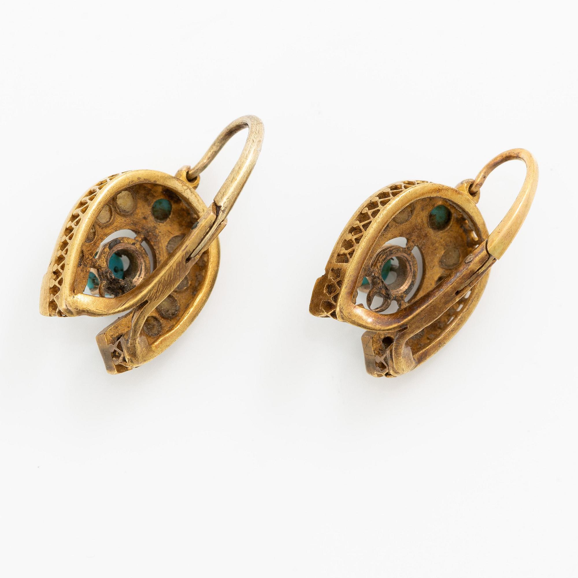 Brosch och ett par örhängen 14K guld med turkoser och pärlor.