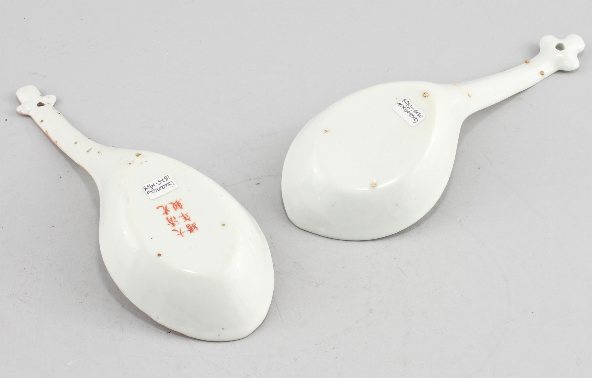 SKEDAR, 2 st, porslin, Kina, 1900-tal, märkta med Guangxu sex karaktärers märke.