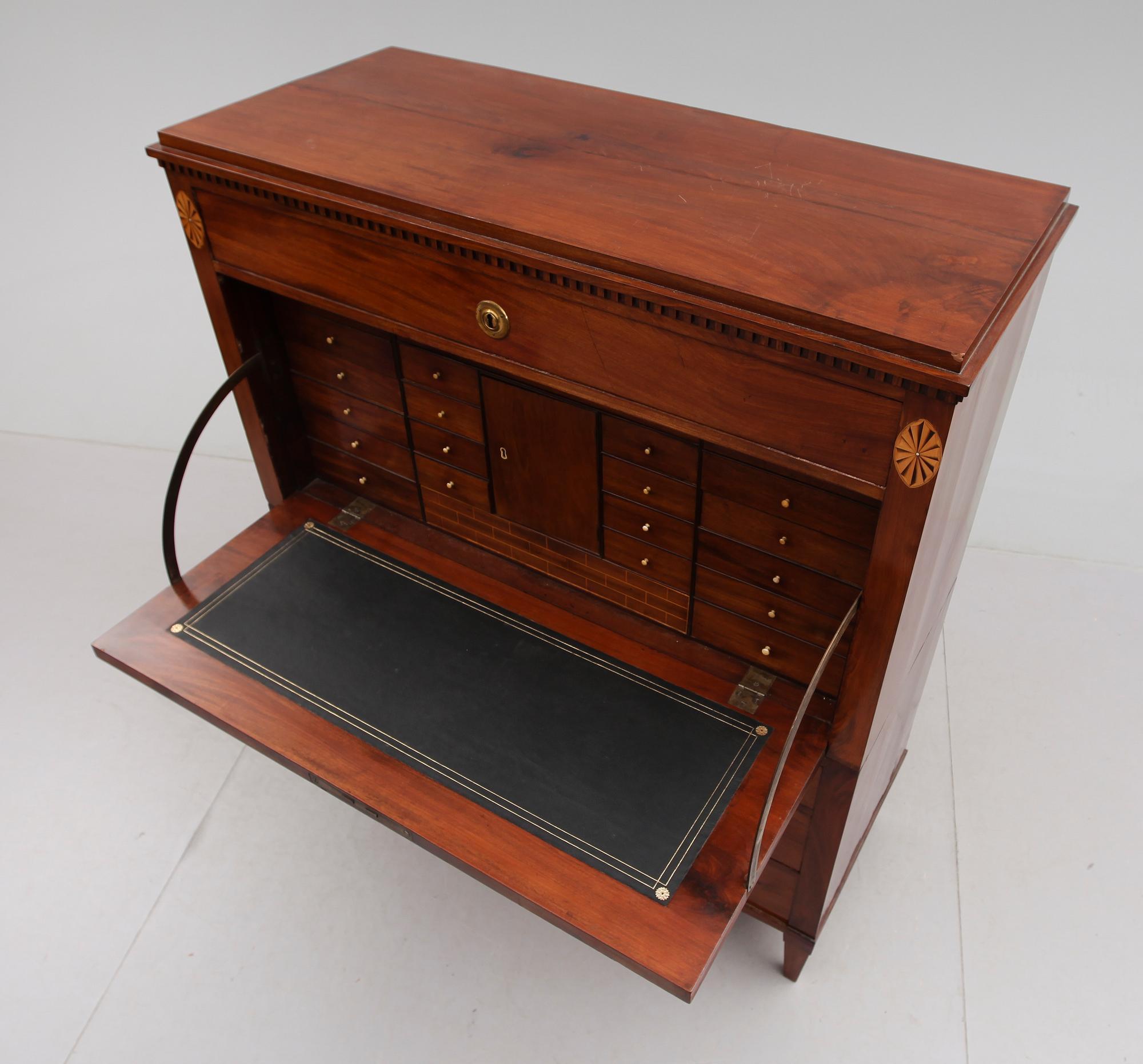 CHIFFONJÉ, sengustaviansk, omkring år 1800.