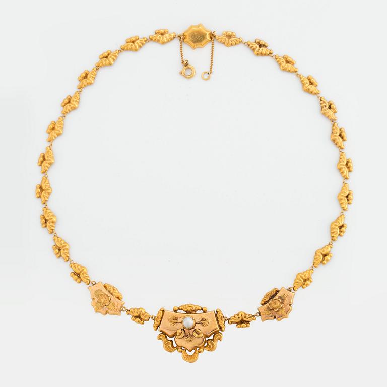 COLLIER med en flodpärla.