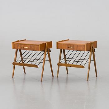 A PAIR OF 1950'S BEDSIDE TABLES.