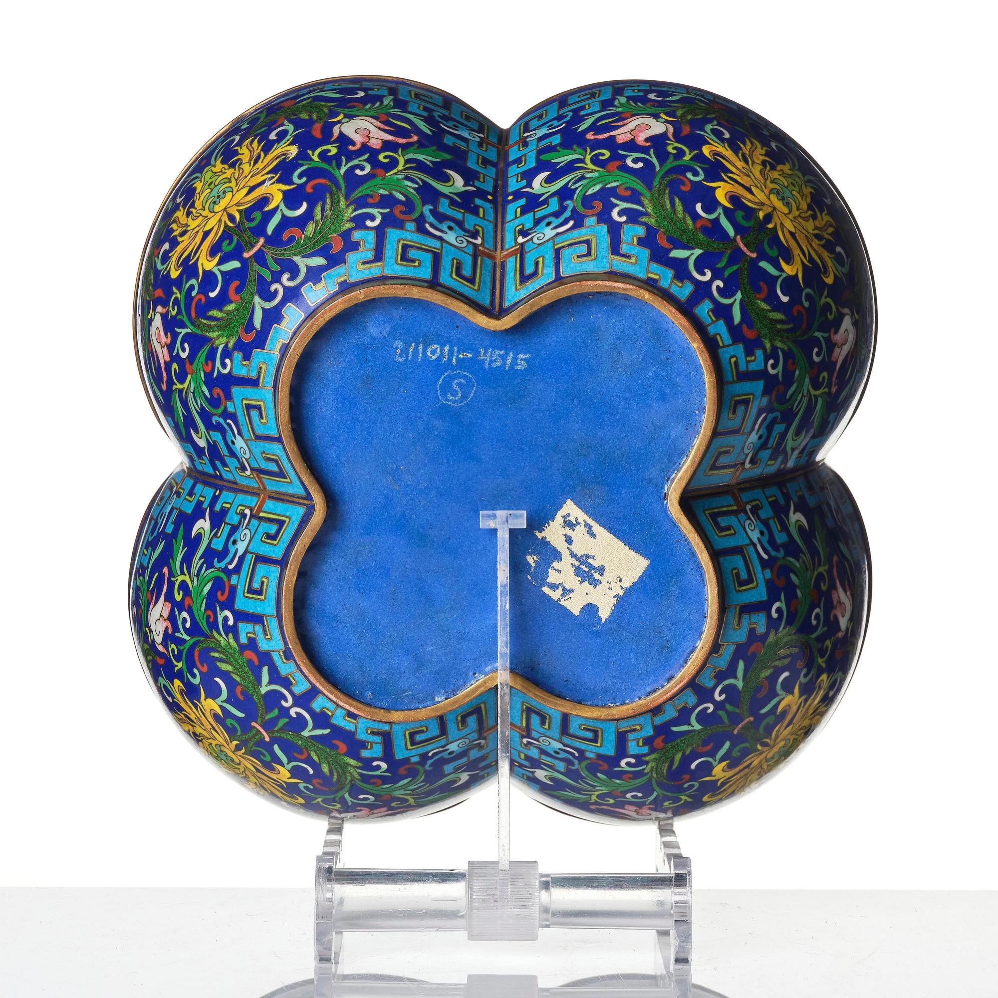 A quatre-foil  'lotus' jardiniere, late Qing dynasty.