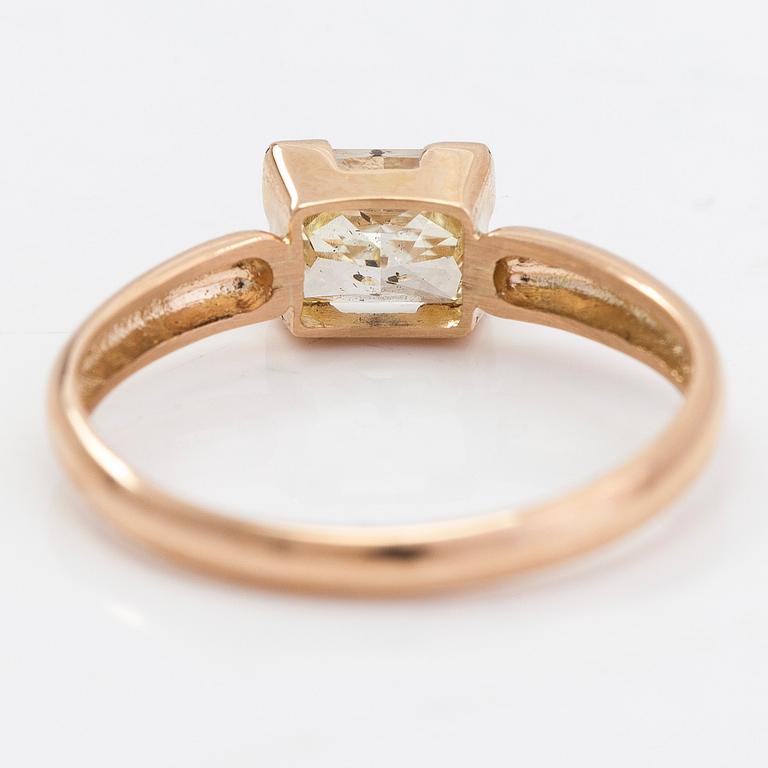 A 14K gold ring, with a rectangular modified princess-cut diamond approx. 1.00 ct. With IGI certificate.