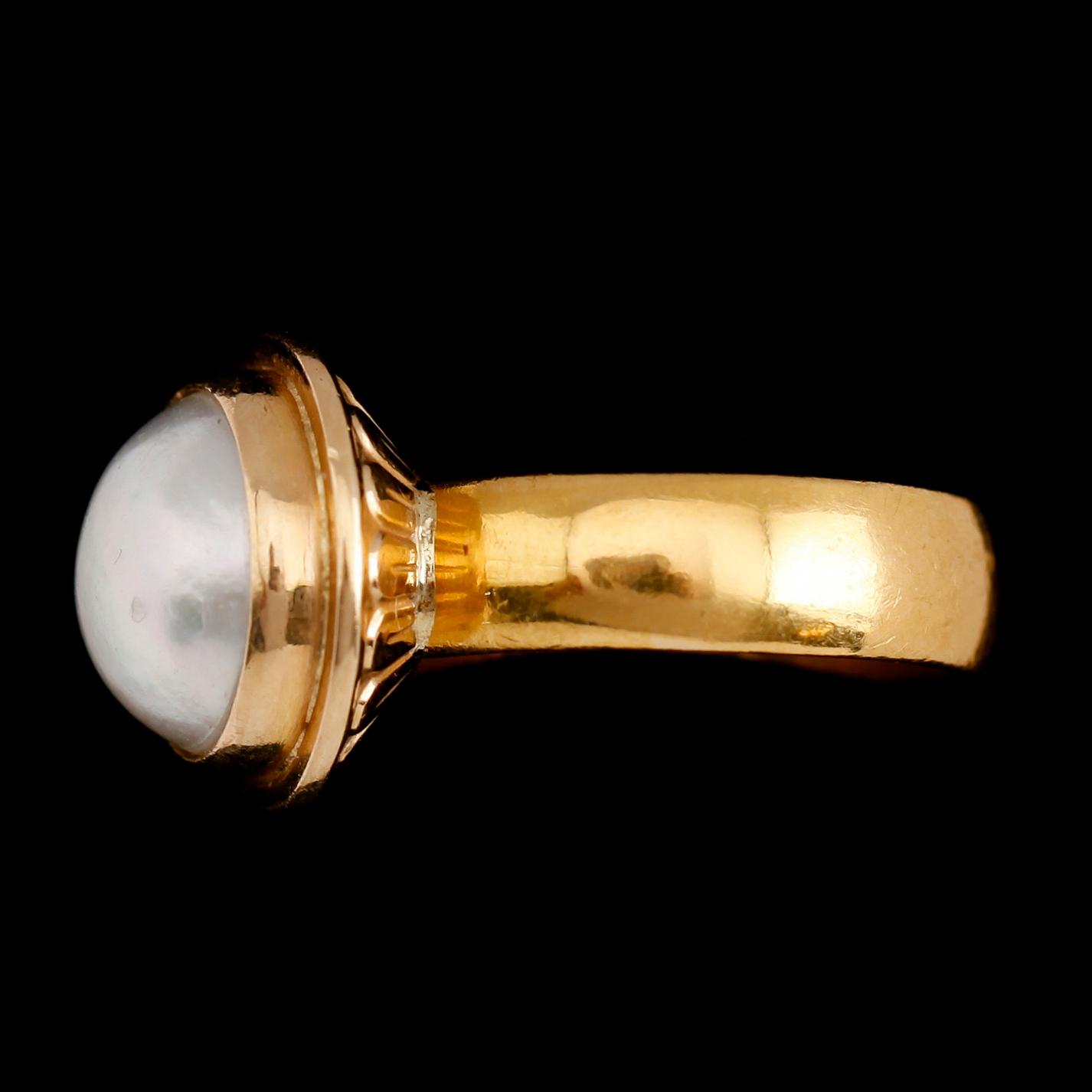 RING, 23 och 18 k guld, mabépärla. Total vikt 8 g.