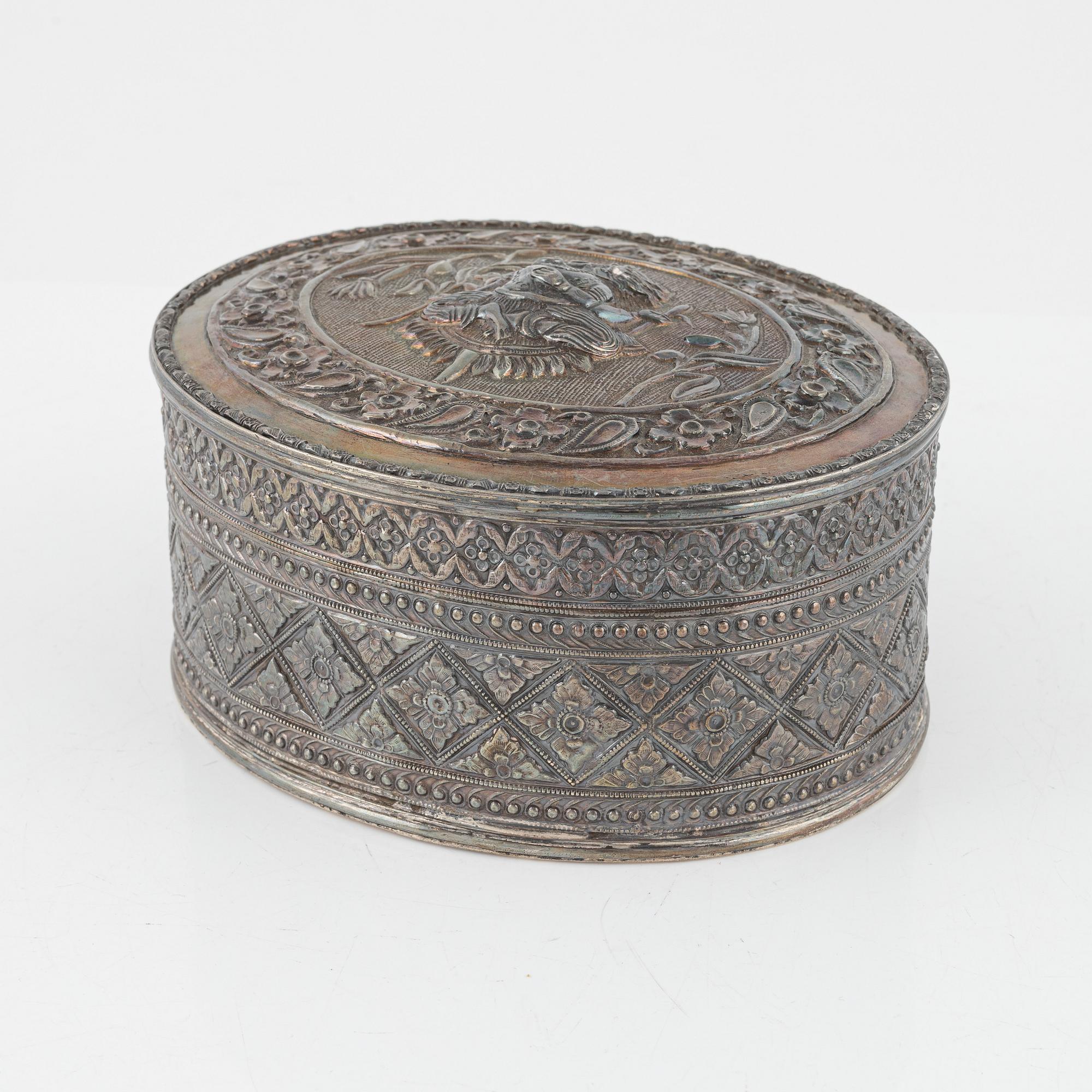 Ask, låghaltigt silver, sydostasien, 1900-tal samt dosa, emalj, persisk, 1900-talets andra hälft.