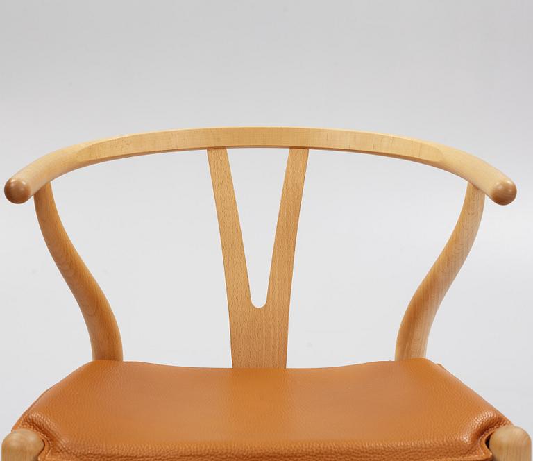 Hans J. Wegner, stolar, ett par, modell CH-24/ "Y-stolen", med dynor, Carl Hansen & Søn, Danmark, 2000-tal.