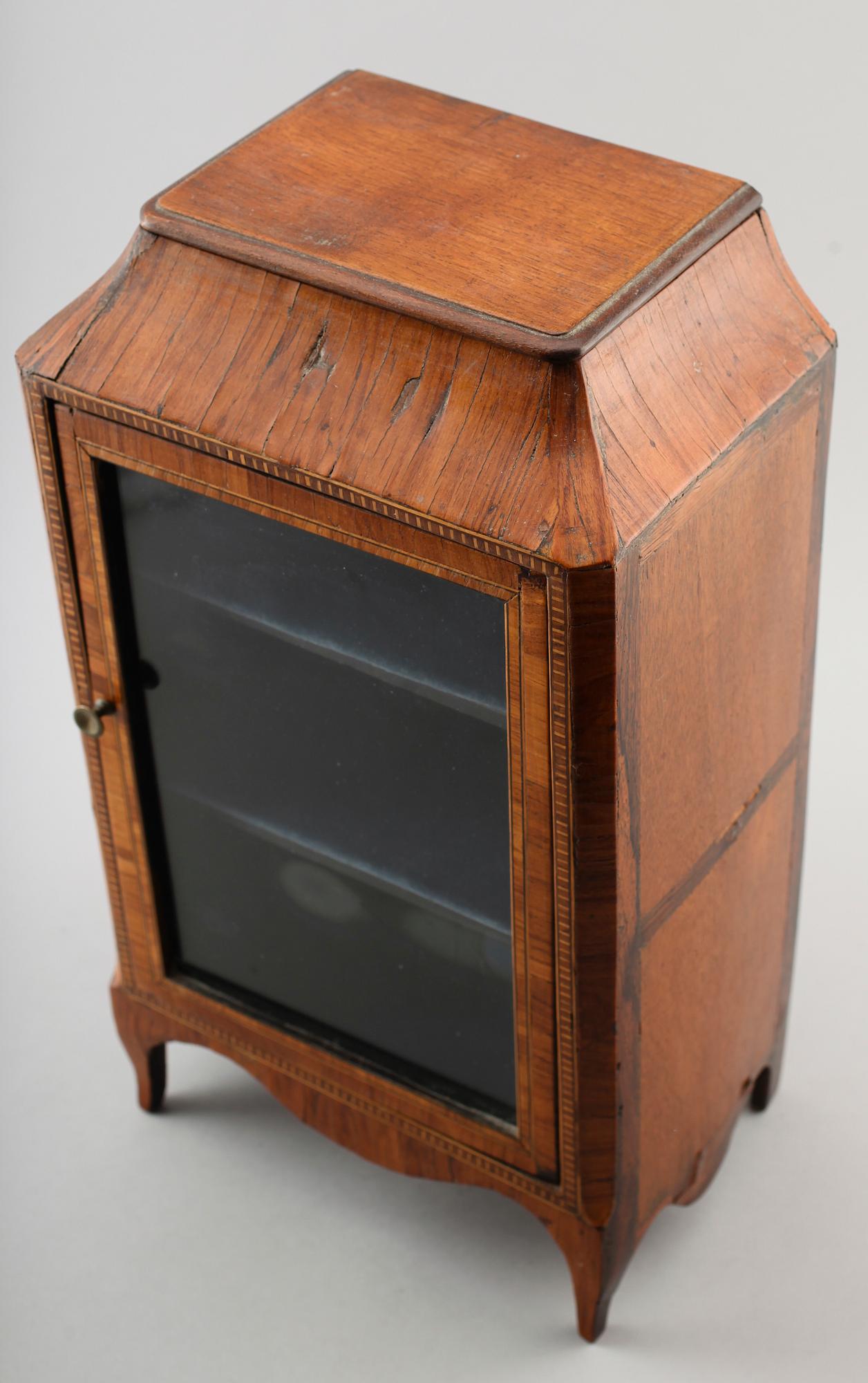 MINIATYRVITRINSKÅP, 1800-tal.