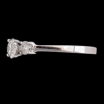 RING, 14K vitguld, 3 briljantslipade diamanter tot ca 0.94 ct.