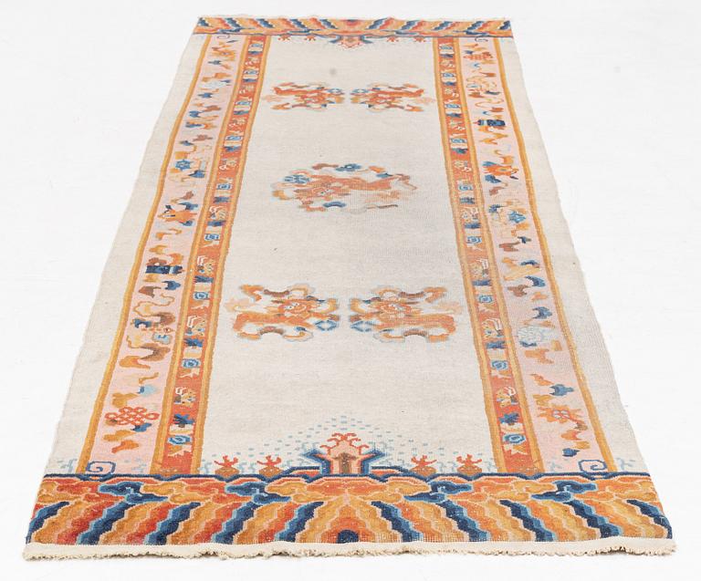 Gallerimatta, Kina, antik/semiantik, ca 300 x 96 cm.