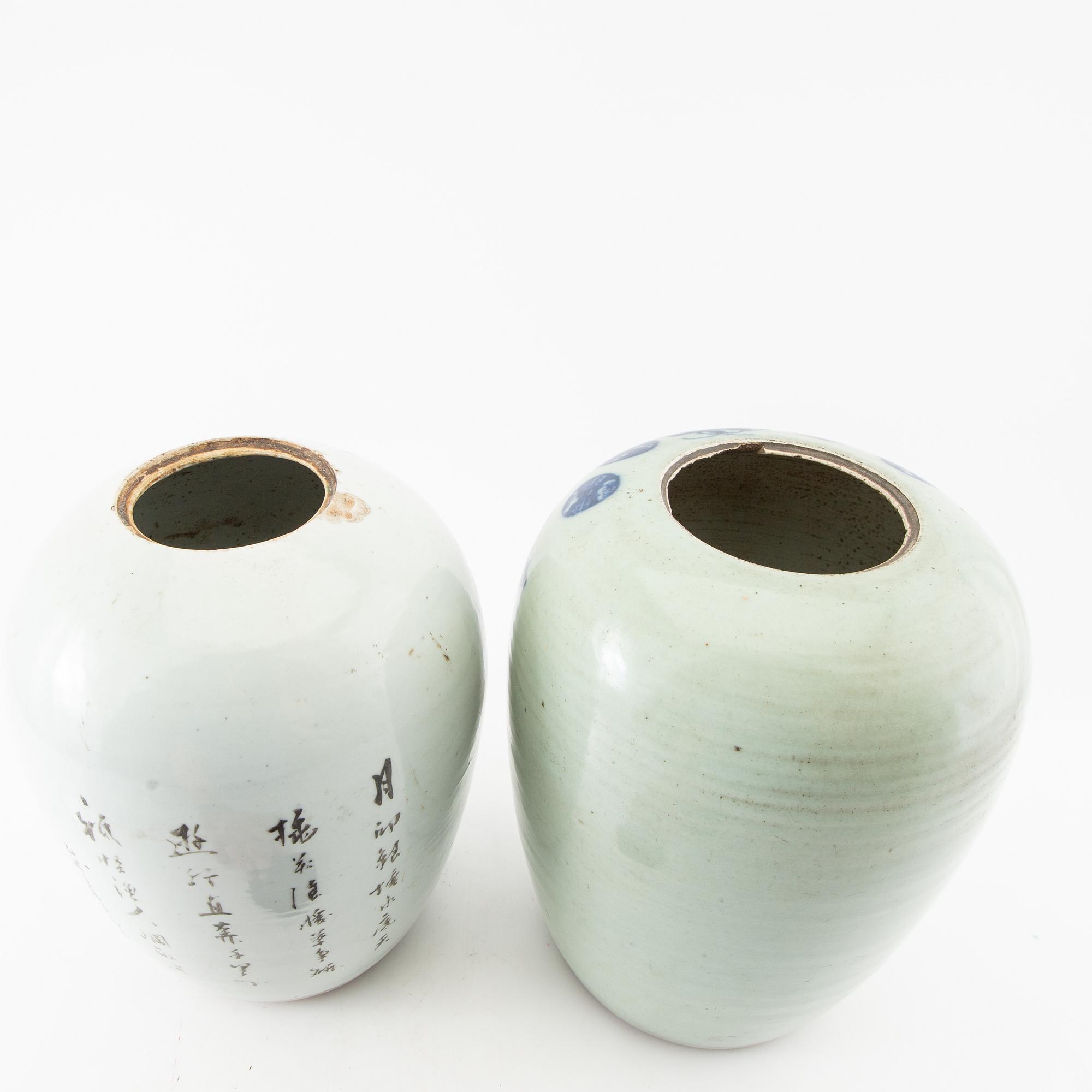 Lock urns 2 pcs China 19th/20th century porcelain.