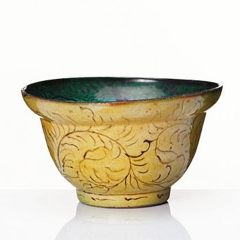 A Japanese kutani bowl, Edo period (1666-1868).