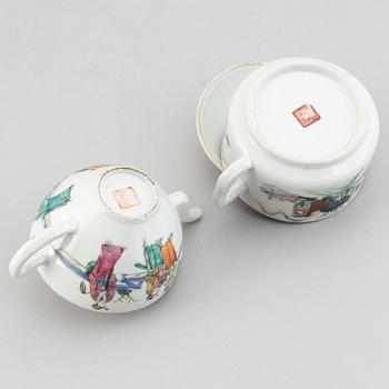 A set of two famille rose tea pots, late Qing dynasty/early 20th Century.