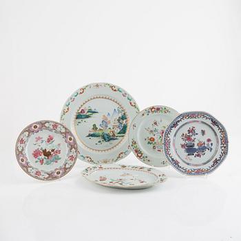 Three Famille Rose plates and two serving dishes, export porcelain, China, Yongcheng/Qianlong, 18th century.