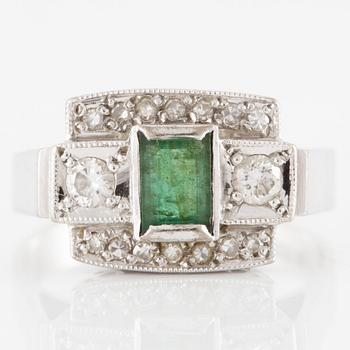 Ring 18K vitguld med en trappslipad smaragd och runda briljant- och åttkantslipade diamanter.