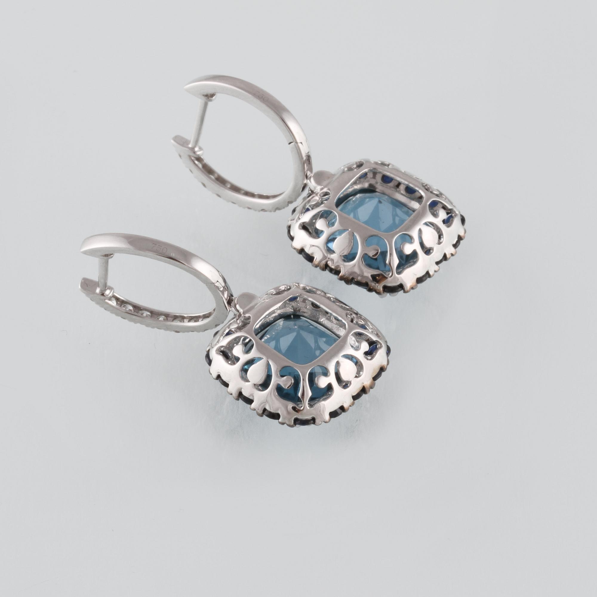 ÖRHÄNGEN, 18K vitguld med briljantslipade diamanter ca 0.25 ct, safirer ca 1.70 ct och topaser ca 12.08 ct. Vikt 7,3g.