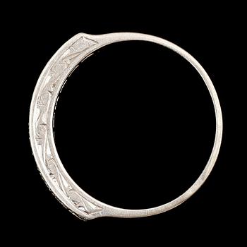 RING, 18 k vitguld, svenska stämplar, med 10 små briljanter. Total vikt ca 3 g.