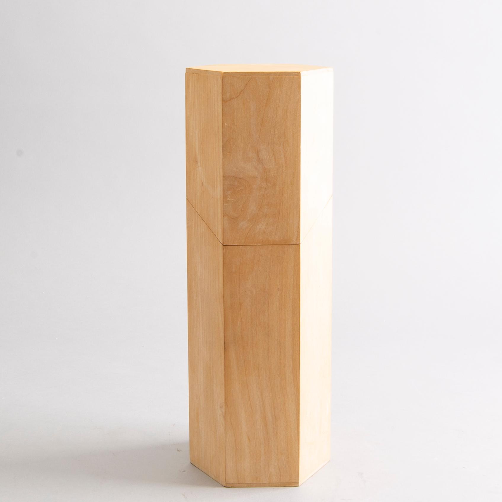 AN OLOF PIRA BOX WITH LID.