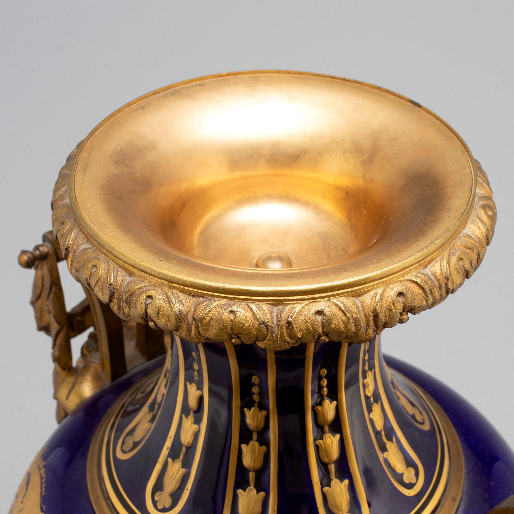 PRAKTURNA, porslin, brons, Sevresliknande märke, 1900-talets första hälft.