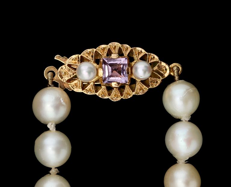COLLIER, odlade pärlor, lås 18K med ametist.