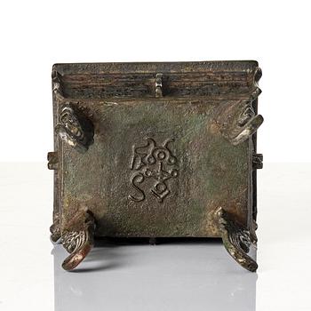 An archaistic bronze censer, Qing dynasty.