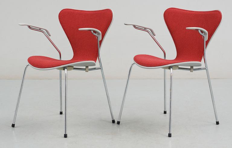 KARMSTOLAR, ett par, "Sjuan", Arne Jacobsen, Fritz Hansen, 1990.