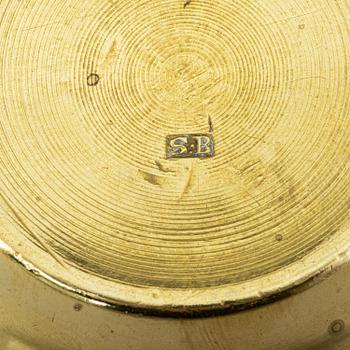 A pair of brass candelabra for two candles "Blekingestakar and a pair of brass cups, 1800/1900.