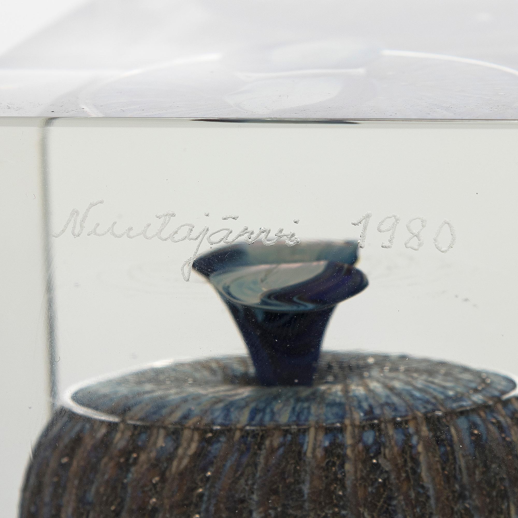 Oiva Toikka, annual glass cube 1980, signed Oiva Toikka Nuutajärvi 1980, 37/1000.