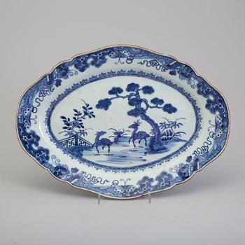 A blue and white export porcelain dish, Qing dynasty, Qianlong (1736-95).