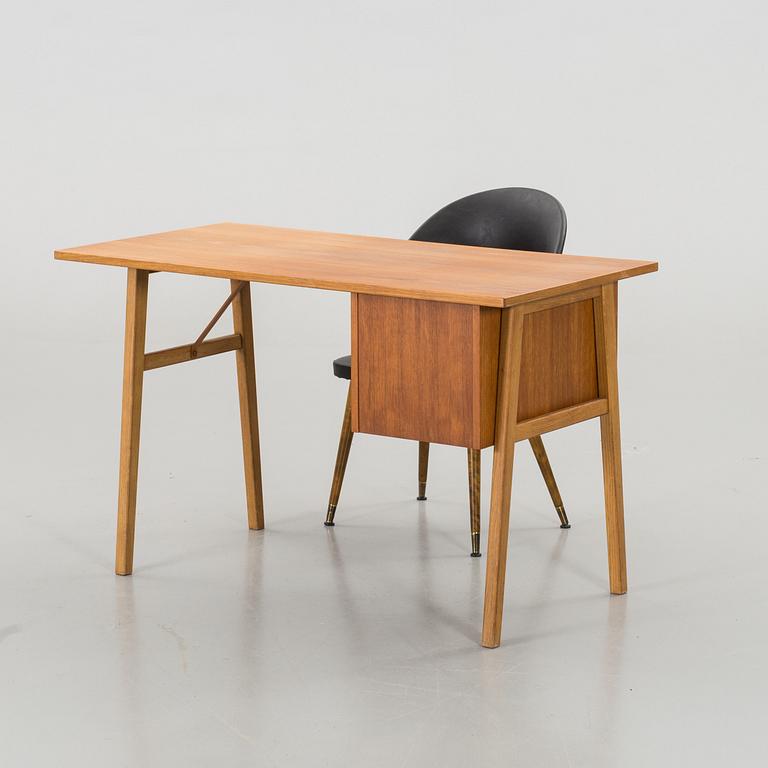 SKRIVBORD MED STOL. 1900-talets mitt.