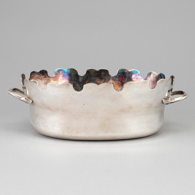 An 18th century argent haché glass rinser.