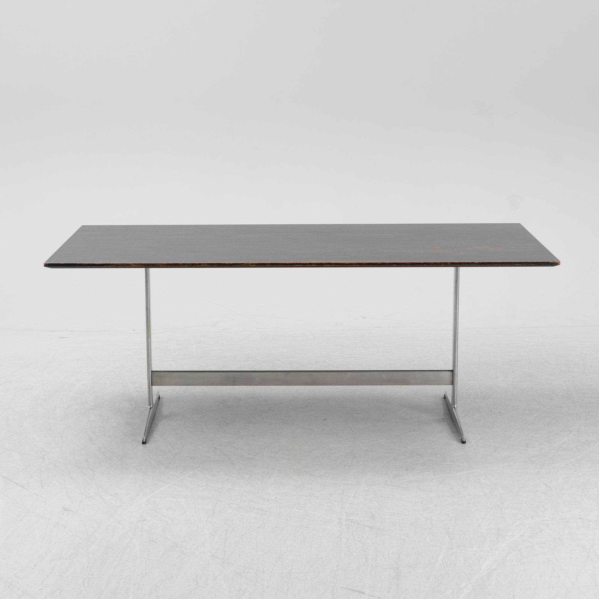 A Shaker table by Arne Jacobsen for Fritz Hansen, dated 1980.
