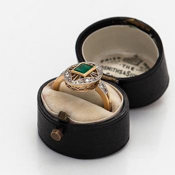 An 18K gold ring, with an emerald and diamonds, Hjalmar Fagerroos Helsinki 1916.