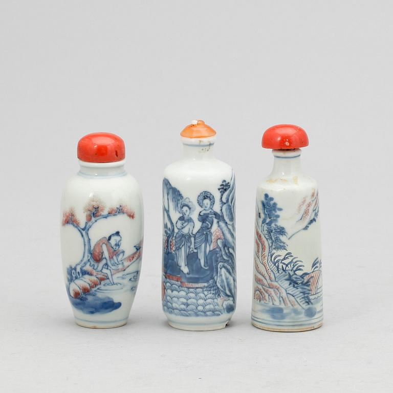 SNUSFLASKOR, tre stycken, porslin. Kina, 18/1900-tal.