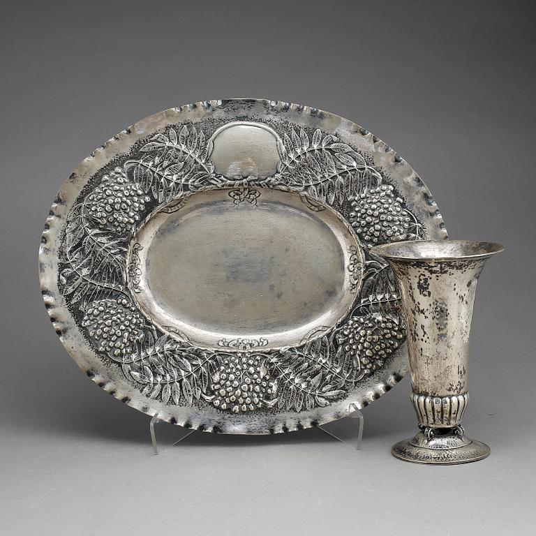 FAT SAMT VAS. Silver, bl a CG Hallberg, Stockholm 1917. Tot ca 860 g.