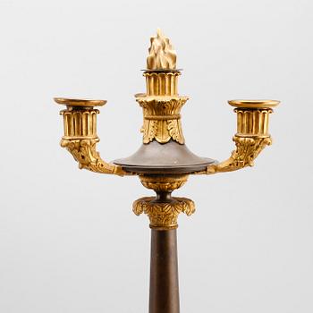 KANDELABRAR, 1 par, förgylld brons, senempire 1800-talets första hälft.