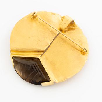 Brosch, 18K guld med fantasislipad rökkvarts och runda briljantslipade diamanter.