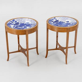 Bord med porslinsfat, ett par, Europa & Japan. omkring år 1900.