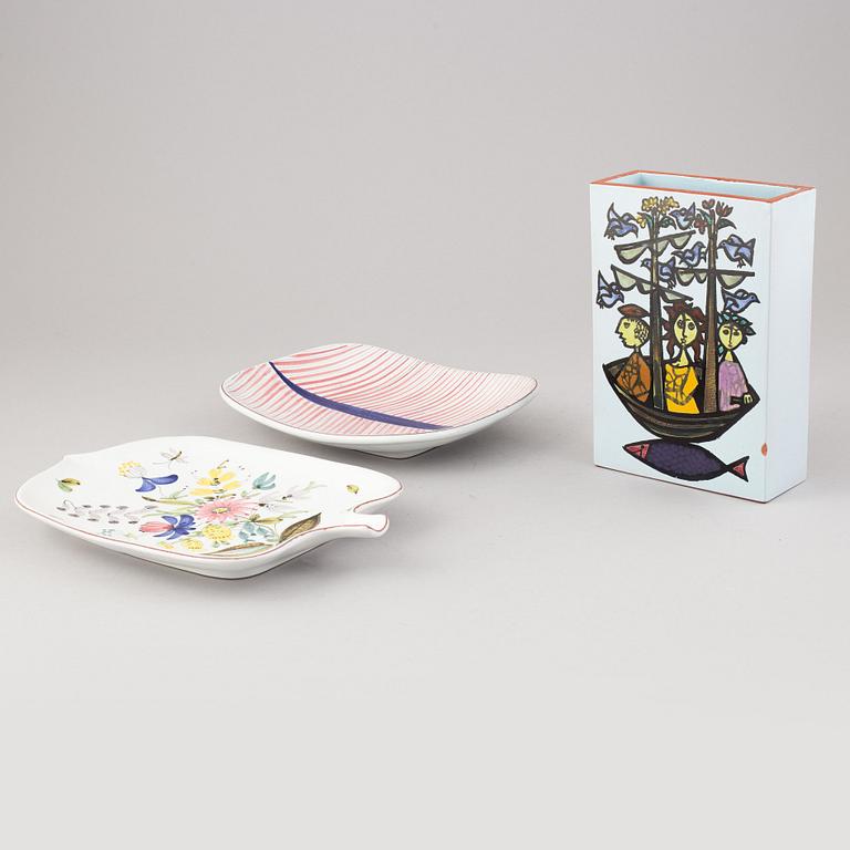 Stig Lindberg, two eathenware dishes and a vase, Gustavsberg Studio.