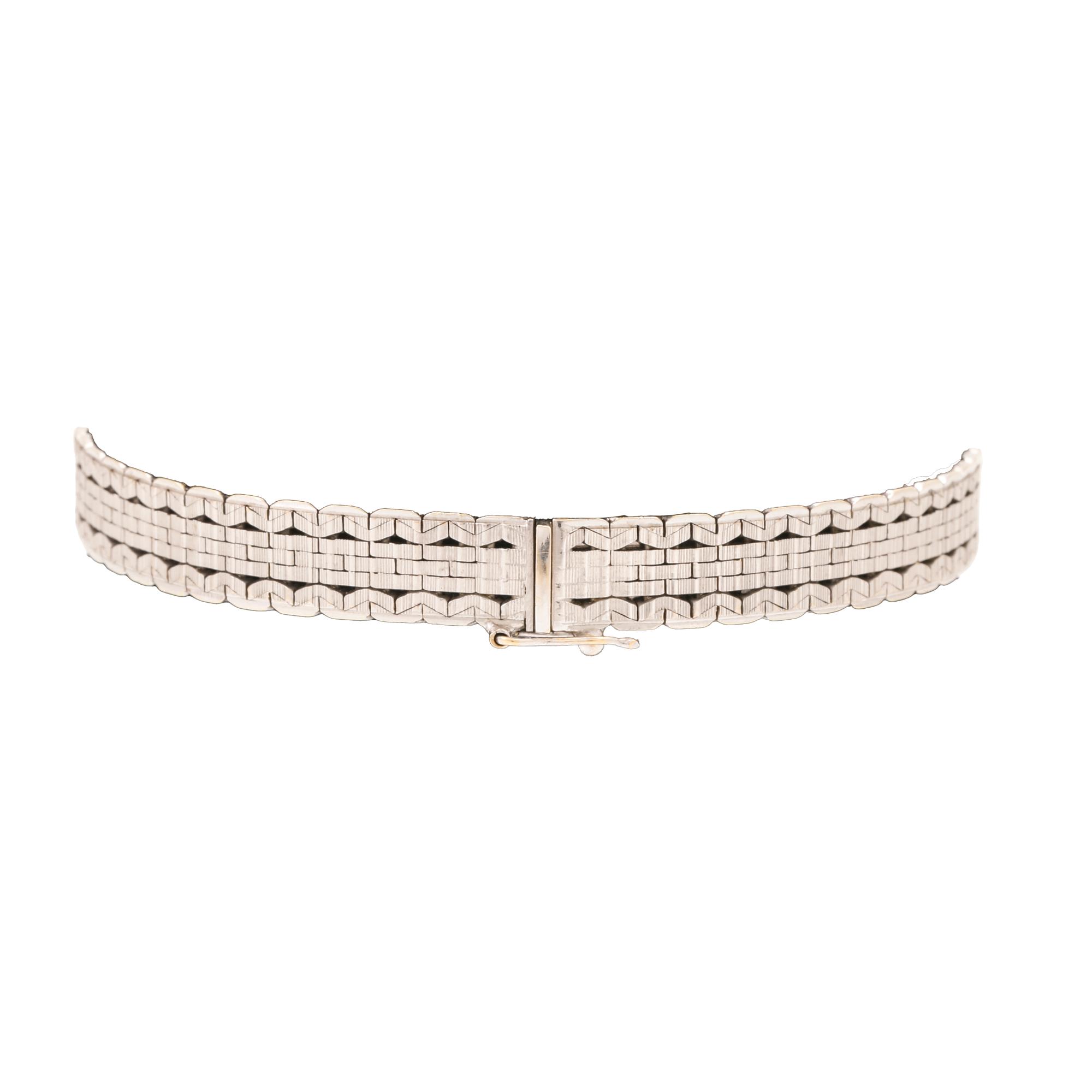An 18K white gold bracelet.