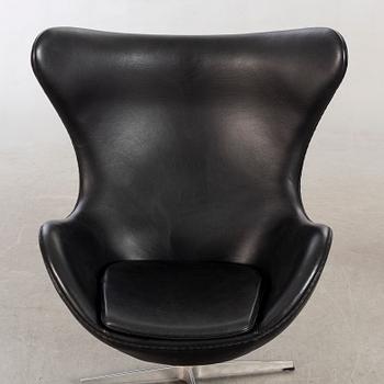 Arne Jacobsen, fåtölj med fotpall, "Ägget" för Fritz Hansen Danmark 2001.