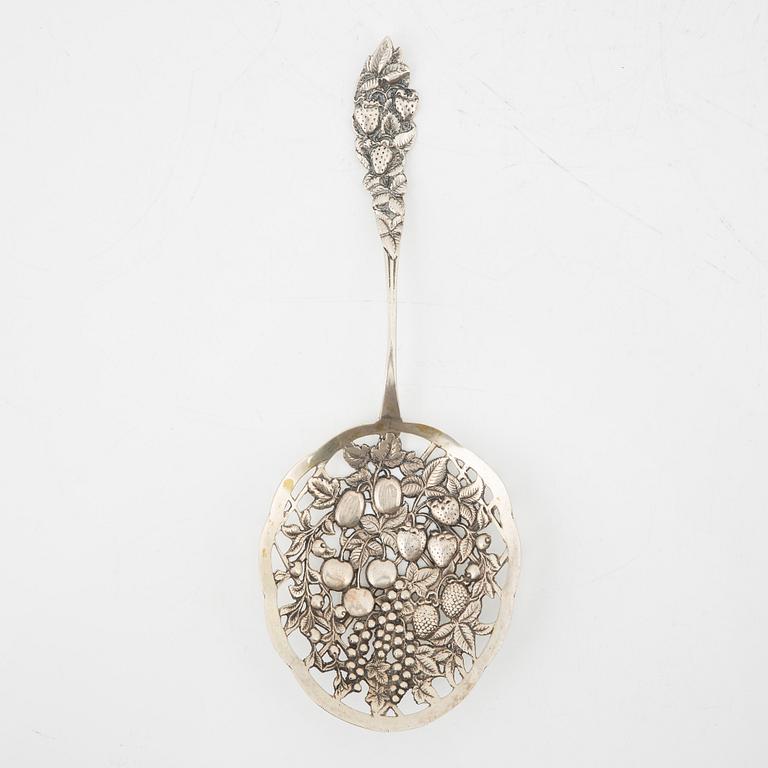 Korgar två st och sked silver, saltkar med silvermontering, 1900-tal.